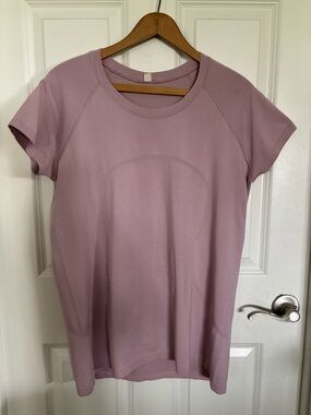 Women’s Lululemon Swiftly Tech Lotus Lavender 16 GUC Short sleeve Train Athletic